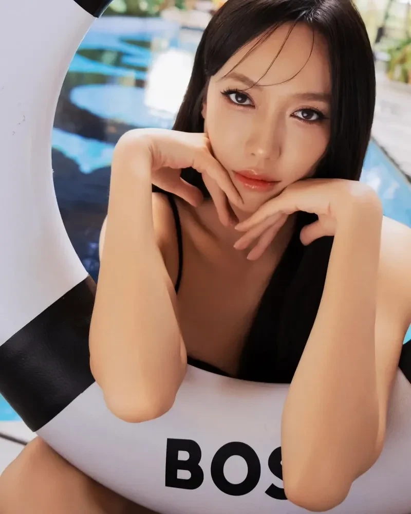 Gái xinh mặc áo tắm thể hiện phong thái nhẹ nhàng và cuốn hút