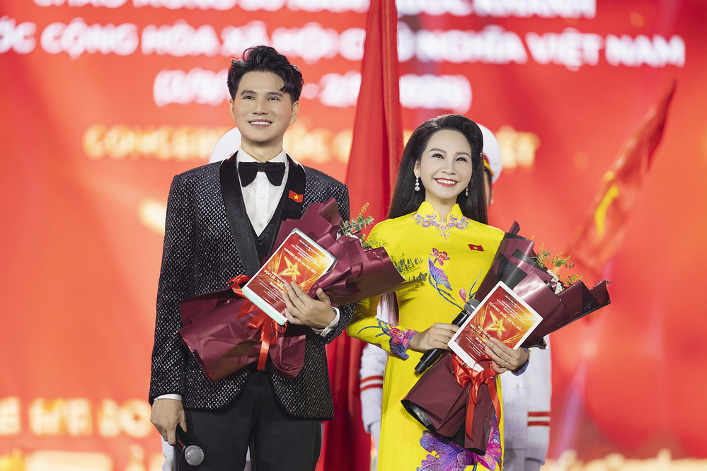 Vũ Mạnh Cường gác nỗi đau bố nhập viện, hoàn thành vai trò MC tại concert quốc gia do MM88 tài trợ