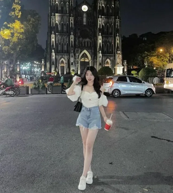 Gái xinh mặc áo dài trắng tạo ấn tượng với vẻ đẹp trong sáng